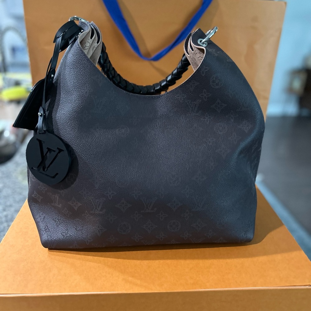 Pristine LV Carmel hobo in Chocolate